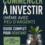 Une femme souriante consultant son smartphone pour des conseils d'investissement simples et accessibles.