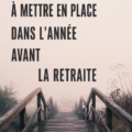Une femme souriante réfléchissant à sa retraite avec un carnet de notes.