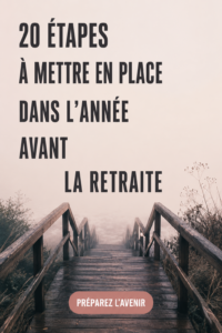 Une femme souriante réfléchissant à sa retraite avec un carnet de notes.