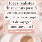 Femme assise sur une valise, regardant une carte, symbolisant les revenus passifs et le voyage.