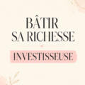 Femme lisant un livre sur l'investissement financier