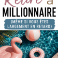 Femme souriante retirant de l'argent à un distributeur