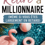 Femme souriante retirant de l'argent à un distributeur
