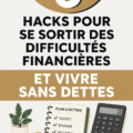 Femme examinant ses finances avec un sourire, symbolisant une gestion réussie de son budget.