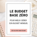 Femme calculant son budget avec des notes et un ordinateur