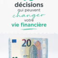 Femme souriante réfléchissant à ses décisions financières, entourée de documents et d'un ordinateur.