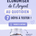 Femme écrivant des défis d'économies sur un carnet au bord d'une table