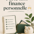 Une femme lisant un livre sur la finance personnelle dans un cadre chaleureux.