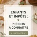 Une maman et son enfant consultant des documents fiscaux ensemble.