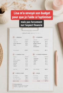 Une femme souriante regardant un plan budgétaire sur son ordinateur.
