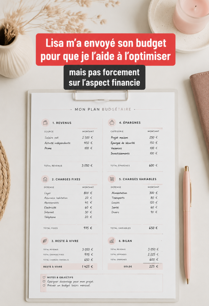 Une femme souriante regardant un plan budgétaire sur son ordinateur.