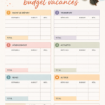Femme souriante planifiant son budget vacances avec un ordinateur et des documents
