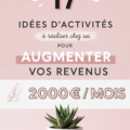 Femme souriante analysant ses finances sur un ordinateur portable.