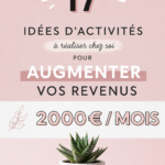 Femme souriante analysant ses finances sur un ordinateur portable.