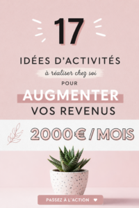 Femme souriante analysant ses finances sur un ordinateur portable.