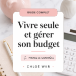 Femme souriante gérant son budget avec un ordinateur et des notes