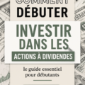 Femme lisant un livre sur les investissements en actions à dividendes.