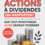 Une femme réfléchissant à des investissements en actions à dividende, avec un bloc-notes et un ordinateur portable.