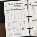 Planificateur financier ouvert sur une table avec des stylos et des notes