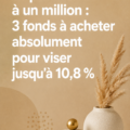 Femme examinant des documents financiers pour construire son portefeuille d'investissement.