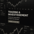 Femme souriante regardant des graphiques de trading sur son ordinateur.
