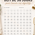 Femme souriante tenant un calendrier pour un défi financier de 90 jours