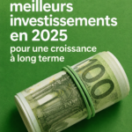 Femme souriante consultant des graphiques d'investissement dans un bureau lumineux.