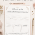 Une femme utilise un planner pour manifester l'abondance avec des notes inspirantes.