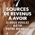Femme souriante travaillant sur un ordinateur, représentant une gestion financière proactive.