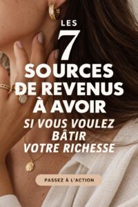 Femme souriante travaillant sur un ordinateur, représentant une gestion financière proactive.